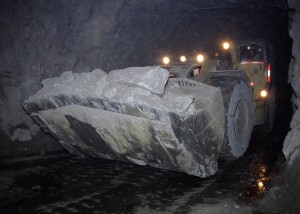 Un R2900G transporta más de 17 toneladas de mineral denso.
